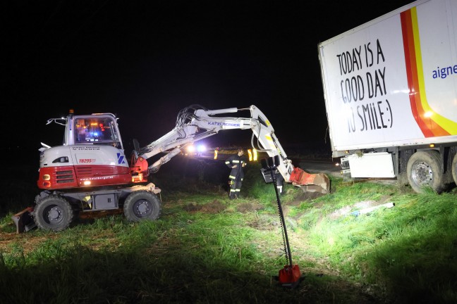 LKW umgestrzt: Schwierige Bergung eines Sattelzuges nach Unfall in Gaspoltshofen