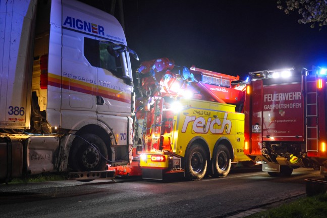 LKW umgestrzt: Schwierige Bergung eines Sattelzuges nach Unfall in Gaspoltshofen