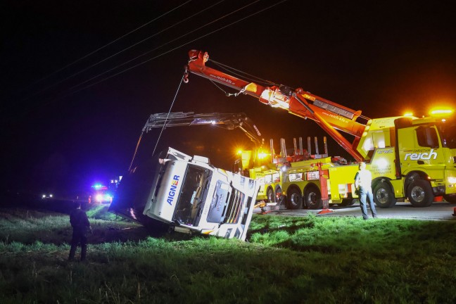 LKW umgestrzt: Schwierige Bergung eines Sattelzuges nach Unfall in Gaspoltshofen