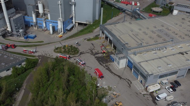 Brand in der Halle eines Abfallentsorgungsunternehmens in Wels-Schafwiesen