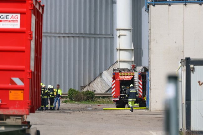 Brand in der Halle eines Abfallentsorgungsunternehmens in Wels-Schafwiesen