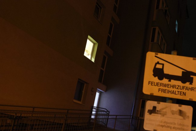 Einsatz von Feuerwehr und Polizei bei Mehrparteienwohnhaus in Wels-Lichtenegg