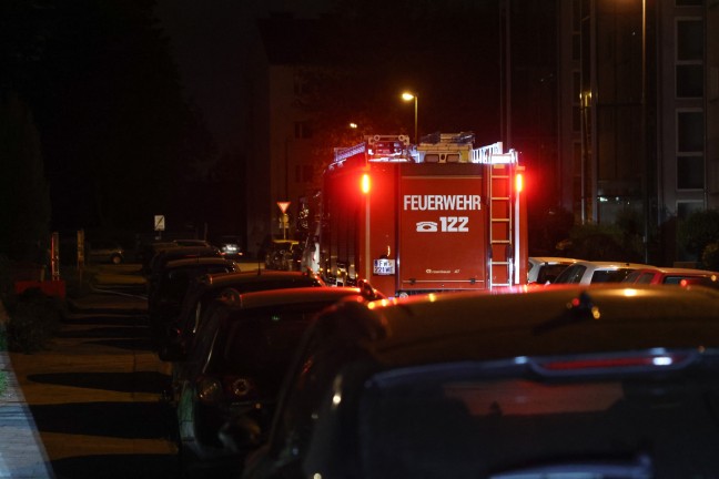 Einsatz von Feuerwehr und Polizei bei Mehrparteienwohnhaus in Wels-Lichtenegg