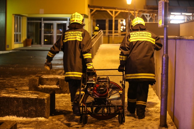 Sure im Eingangsbereich einer Turnhalle verschttet