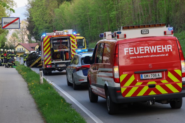 Drei Verletzte bei schwerem Verkehrsunfall auf Salzkammergutstrae in Altmnster