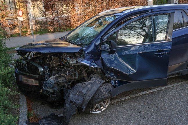 Drei Verletzte bei schwerem Verkehrsunfall auf Salzkammergutstrae in Altmnster