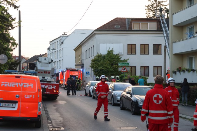 Ausgedehnter Wohnungsbrand in Linz-Kleinmnchen-Auwiesen sorgte fr Einsatz von drei Feuerwehren