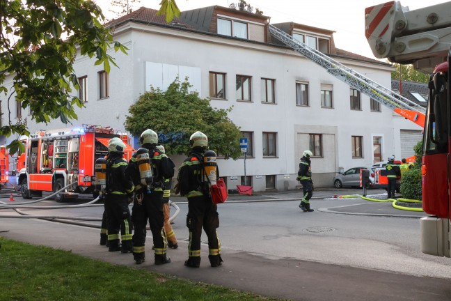 Ausgedehnter Wohnungsbrand in Linz-Kleinmnchen-Auwiesen sorgte fr Einsatz von drei Feuerwehren