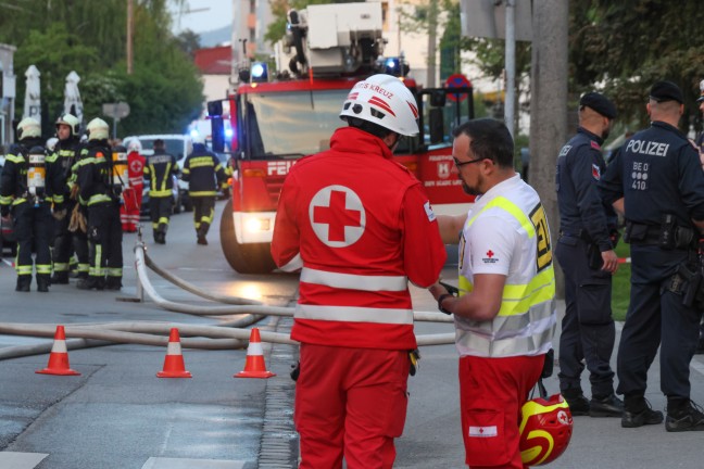 Ausgedehnter Wohnungsbrand in Linz-Kleinmnchen-Auwiesen sorgte fr Einsatz von drei Feuerwehren