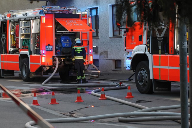 Ausgedehnter Wohnungsbrand in Linz-Kleinmnchen-Auwiesen sorgte fr Einsatz von drei Feuerwehren