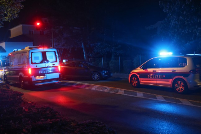 Grerer Einsatz der Polizei samt Rettung und Straensperre in Wels-Pernau