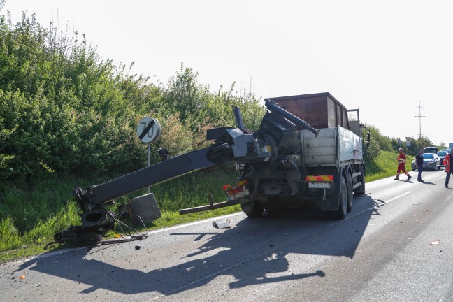 Drei Verletzte: LKW kracht mit Kranaufbau gegen Unterfhrung der Westbahnstrecke bei Marchtrenk