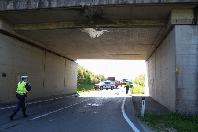 Drei Verletzte: LKW kracht mit Kranaufbau gegen Unterfhrung der Westbahnstrecke bei Marchtrenk