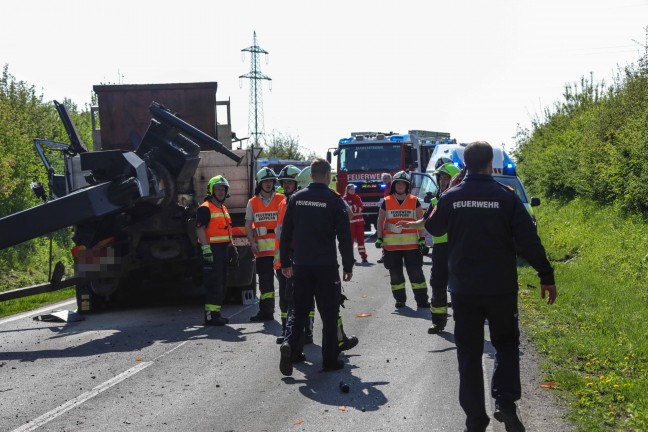 Drei Verletzte: LKW kracht mit Kranaufbau gegen Unterfhrung der Westbahnstrecke bei Marchtrenk