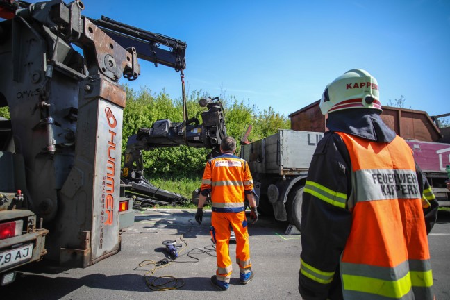 Drei Verletzte: LKW kracht mit Kranaufbau gegen Unterfhrung der Westbahnstrecke bei Marchtrenk