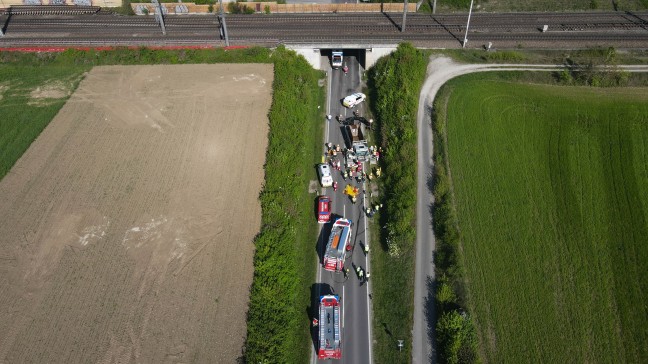 Drei Verletzte: LKW kracht mit Kranaufbau gegen Unterfhrung der Westbahnstrecke bei Marchtrenk