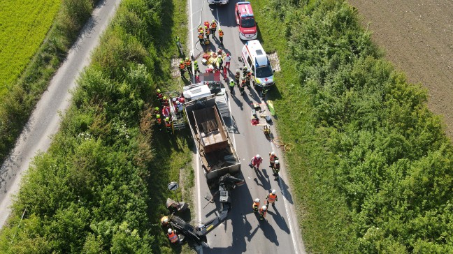 Drei Verletzte: LKW kracht mit Kranaufbau gegen Unterfhrung der Westbahnstrecke bei Marchtrenk