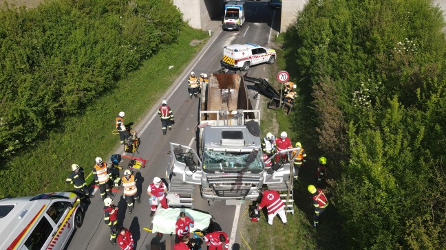 Drei Verletzte: LKW kracht mit Kranaufbau gegen Unterfhrung der Westbahnstrecke bei Marchtrenk