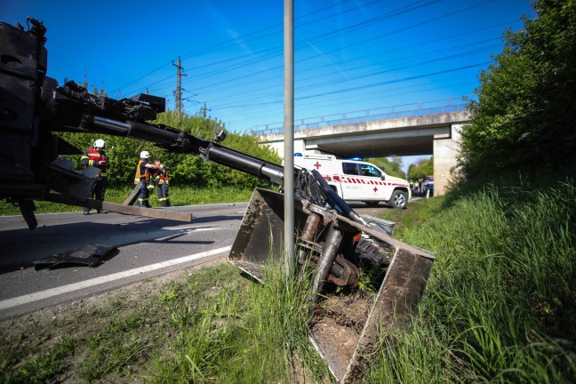 Drei Verletzte: LKW kracht mit Kranaufbau gegen Unterfhrung der Westbahnstrecke bei Marchtrenk