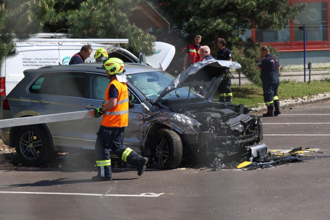 Unfallfahrzeuge bei heftigem Kreuzungscrash in Traun auf Firmengelnde geschleudert