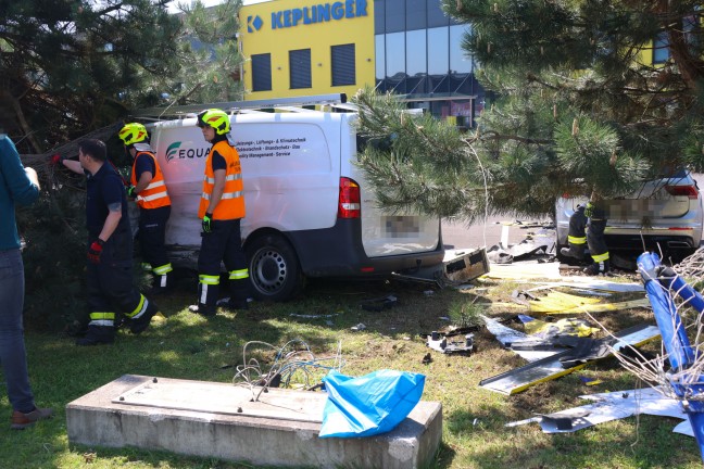 Unfallfahrzeuge bei heftigem Kreuzungscrash in Traun auf Firmengelnde geschleudert