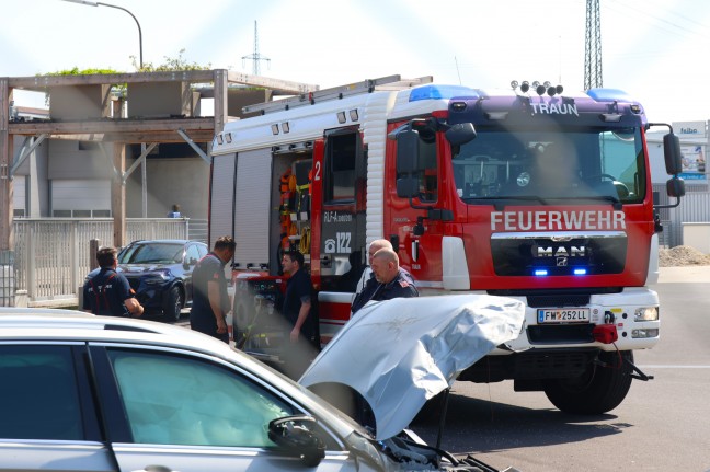 Unfallfahrzeuge bei heftigem Kreuzungscrash in Traun auf Firmengelnde geschleudert