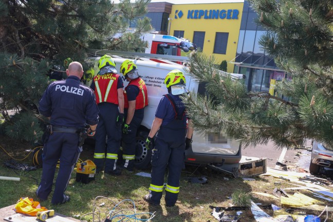 Unfallfahrzeuge bei heftigem Kreuzungscrash in Traun auf Firmengelnde geschleudert