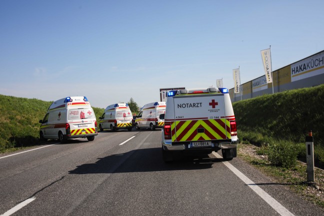 Auffahrunfall mit vier beteiligten PKW auf Kremstalstrae in Traun