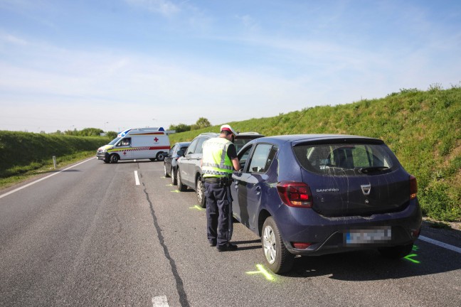 Auffahrunfall mit vier beteiligten PKW auf Kremstalstrae in Traun