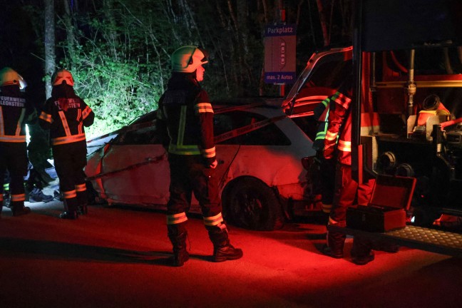 Drei Insassen unverletzt: Auto bei Verkehrsunfall in Grnburg von Strae abgekommen