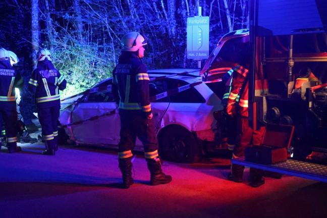 Drei Insassen unverletzt: Auto bei Verkehrsunfall in Grnburg von Strae abgekommen