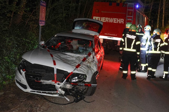 Drei Insassen unverletzt: Auto bei Verkehrsunfall in Grnburg von Strae abgekommen