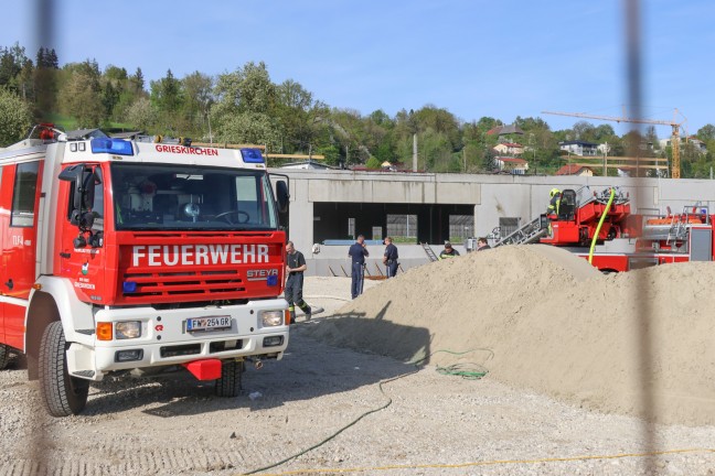 Neun Feuerwehren bei Brand auf Baustelle einer Schnellrestaurant-Filiale in Schllberg im Einsatz