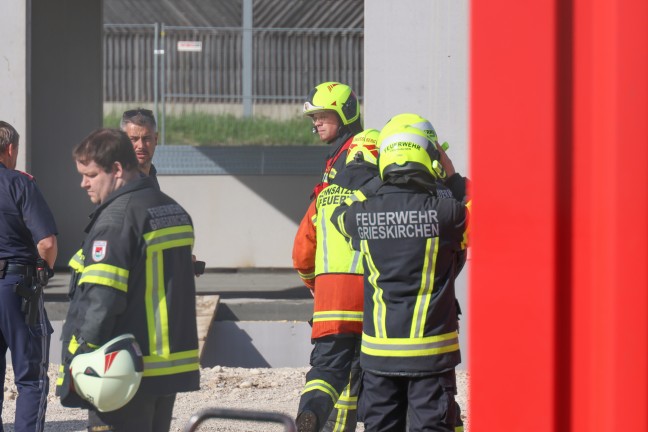 Neun Feuerwehren bei Brand auf Baustelle einer Schnellrestaurant-Filiale in Schllberg im Einsatz