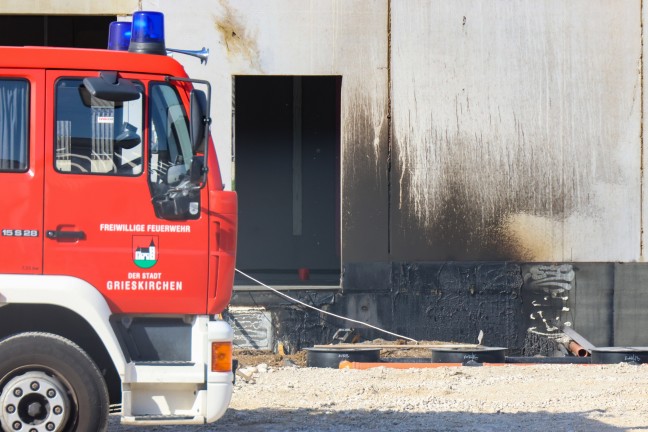 Neun Feuerwehren bei Brand auf Baustelle einer Schnellrestaurant-Filiale in Schllberg im Einsatz