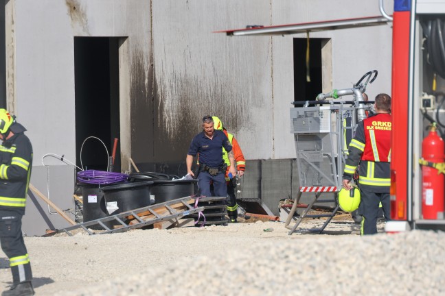 Neun Feuerwehren bei Brand auf Baustelle einer Schnellrestaurant-Filiale in Schllberg im Einsatz