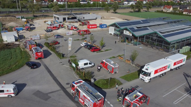 Neun Feuerwehren bei Brand auf Baustelle einer Schnellrestaurant-Filiale in Schllberg im Einsatz