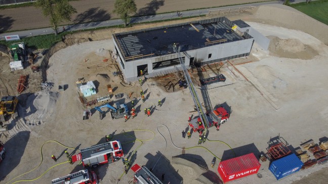 Neun Feuerwehren bei Brand auf Baustelle einer Schnellrestaurant-Filiale in Schllberg im Einsatz