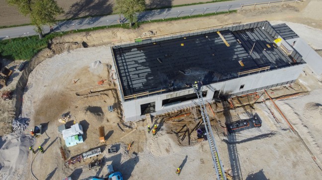 Neun Feuerwehren bei Brand auf Baustelle einer Schnellrestaurant-Filiale in Schllberg im Einsatz