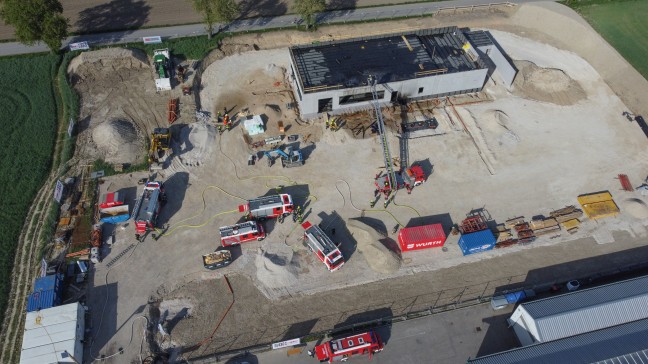 Neun Feuerwehren bei Brand auf Baustelle einer Schnellrestaurant-Filiale in Schllberg im Einsatz