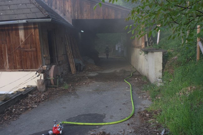 Vier Feuerwehren bei Brand im Hackschnitzelbunker eines Bauernhofes in Waldneukirchen im Einsatz