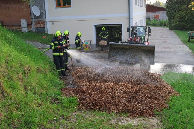 Vier Feuerwehren bei Brand im Hackschnitzelbunker eines Bauernhofes in Waldneukirchen im Einsatz