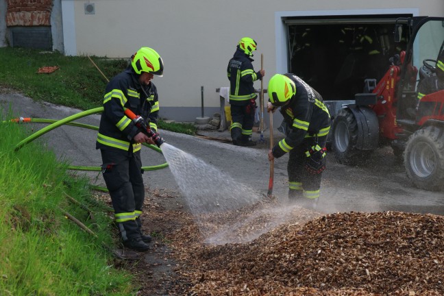 Vier Feuerwehren bei Brand im Hackschnitzelbunker eines Bauernhofes in Waldneukirchen im Einsatz