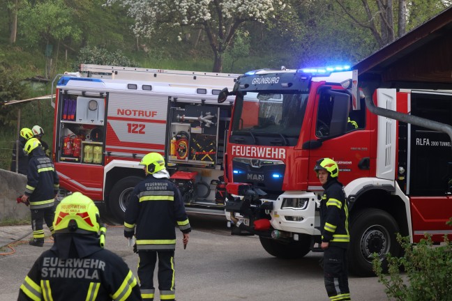 Vier Feuerwehren bei Brand im Hackschnitzelbunker eines Bauernhofes in Waldneukirchen im Einsatz