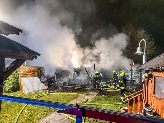 Brand mehrerer Gartenhtten in einer Schrebergartensiedlung in Braunau am Inn