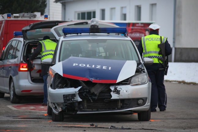 Polizeistreife bei Kreuzungscrash in Gunskirchen gerammt