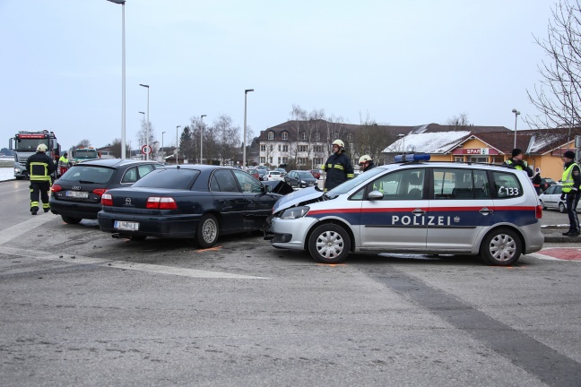 Polizeistreife bei Kreuzungscrash in Gunskirchen gerammt