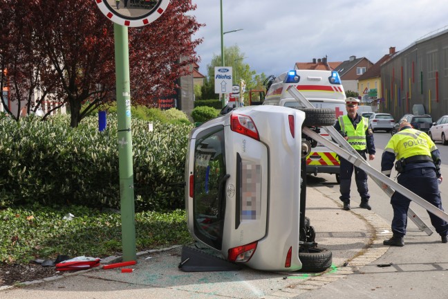 Menschenrettung nach schwerem Verkehrsunfall zwischen zwei PKW in Wels-Pernau