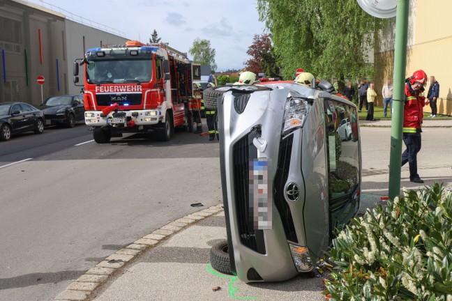 Menschenrettung nach schwerem Verkehrsunfall zwischen zwei PKW in Wels-Pernau