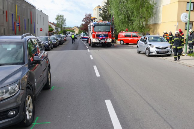 Menschenrettung nach schwerem Verkehrsunfall zwischen zwei PKW in Wels-Pernau